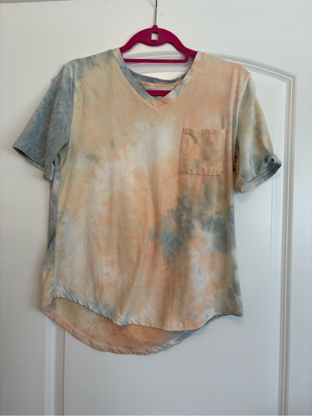 Zyia Tie-Dye V-Neck Performance Top in Peach and Light Blue